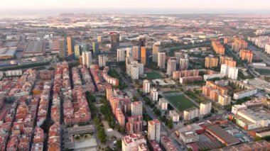 Gün doğumunda Barselona şehrinin silüeti. Modern gökdelenleri olan Gran Via ve Plaa d 'Europa' nın hava manzarası. Avrupa Fira 'sı. Katalonya, İspanya