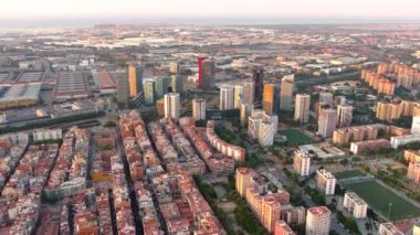 Gün doğumunda Barselona şehrinin silüeti. Modern gökdelenleri olan Gran Via ve Plaa d 'Europa' nın hava manzarası. Avrupa Fira 'sı. Katalonya, İspanya