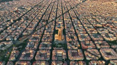 Barcelona şehrinin gökyüzü manzarası ve Sagrada Aile Katedrali. Eixample meskun meşhur şehir şebekesi. Tipik şehir sekizgen blokları olan şehir manzarası. Katalonya, İspanya