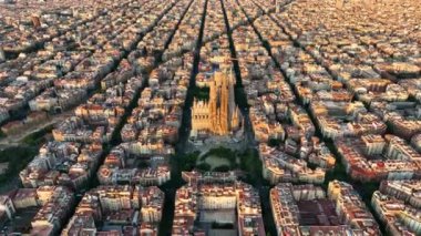 Barcelona şehrinin gökyüzü manzarası ve Sagrada Aile Katedrali. Eixample meskun meşhur şehir şebekesi. Tipik şehir sekizgen blokları olan şehir manzarası. Katalonya, İspanya