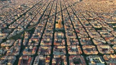 Barcelona şehrinin gökyüzü manzarası ve Sagrada Aile Katedrali. Eixample meskun meşhur şehir şebekesi. Tipik şehir sekizgen blokları olan şehir manzarası. Katalonya, İspanya
