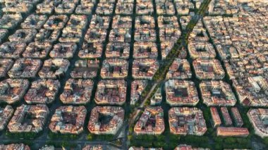 Barselona şehrinin ufuk çizgisi, hava manzarası. Gün doğumunda Eixample yerleşim bölgesi. Katalonya, İspanya. Tipik şehir sekizgen blokları olan şehir manzarası
