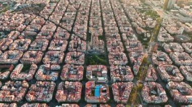 Barcelona şehrinin gökyüzü manzarası ve Sagrada Aile Katedrali. Eixample meskun meşhur şehir şebekesi. Tipik şehir sekizgen blokları olan şehir manzarası. Katalonya, İspanya