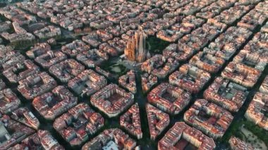 Barcelona şehrinin gökyüzü manzarası ve Sagrada Aile Katedrali. Eixample meskun meşhur şehir şebekesi. Tipik şehir sekizgen blokları olan şehir manzarası. Katalonya, İspanya