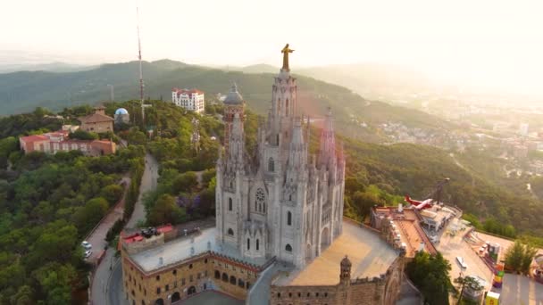 Flygfoto Över Barcelona Skyline Med Sagrat Cor Tempel Vid Soluppgången — Stockvideo