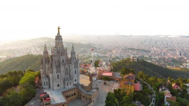 Flygfoto Över Barcelona Skyline Med Sagrat Cor Tempel Vid Soluppgången — Stockvideo