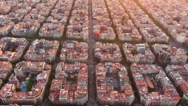 巴塞罗那市的天际线 空中景观 日出时的Eixample住宅区 加泰罗尼亚 西班牙具有典型城市八角形街区的城市景观 — 图库视频影像