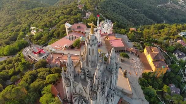 Gün Doğumunda Sagrat Cor Tapınağıyla Barcelona Nın Gökyüzü Manzarası Tibidabo — Stok video