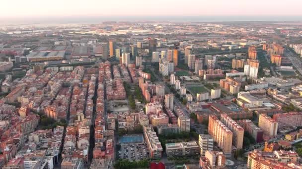 巴塞罗那市日出时的天际线 Gran Via和Plaa Europa商业区的空中景观 带有现代摩天大楼 Europa Fira 西班牙加泰罗尼亚 — 图库视频影像