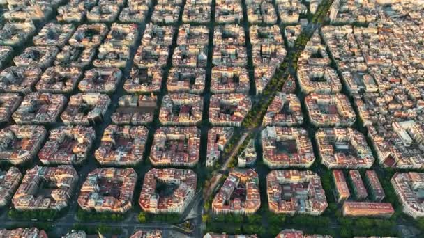 巴塞罗那市的天际线 空中景观 日出时的Eixample住宅区 加泰罗尼亚 西班牙具有典型城市八角形街区的城市景观 — 图库视频影像