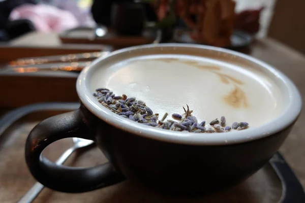 Tasse Lavendel Cappuccino — Stockfoto