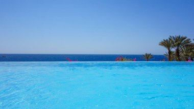 Deniz manzarası, tatil konsepti, havuz
