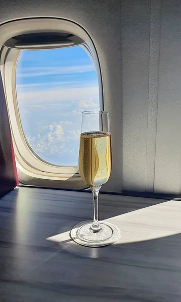 Бокал Шампанского Окна Самолета — стоковое фото