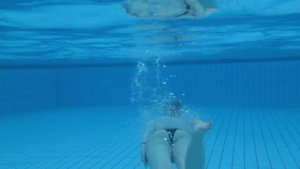 Person Schwimmt Unter Wasser Pool — Stockvideo