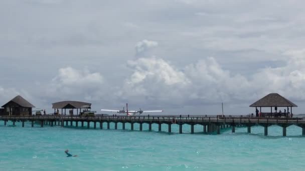 马尔代夫的水上飞机 美丽的碧绿蓝水和海滩 — 图库视频影像