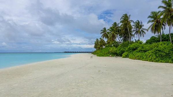 Тропічний Пляж Красивим Небом — стокове фото