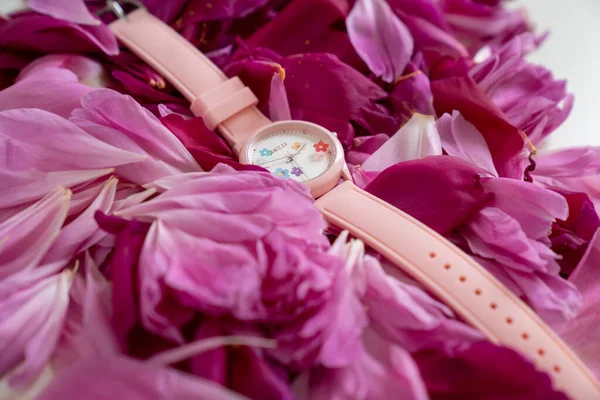 Reloj Silicio Rosa Sobre Pétalos Rosa — Foto de Stock