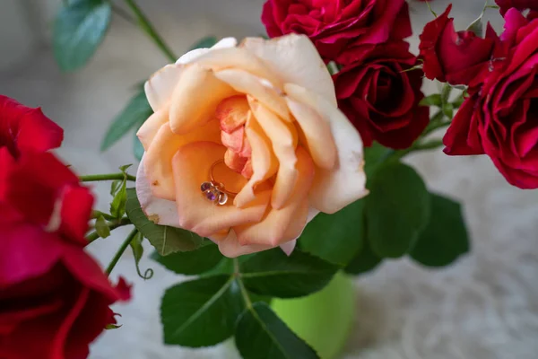 Goldener Ring Auf Schönen Pfirsichcremigen Rosen Einer Vase Auf Weißem — Stockfoto