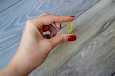 Kadın el ele tutuşma hapları, vitaminlerle el ele, sağlık konsepti