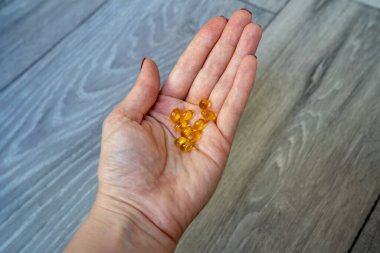 Kadın el ele tutuşma hapları, vitaminlerle el ele, sağlık konsepti