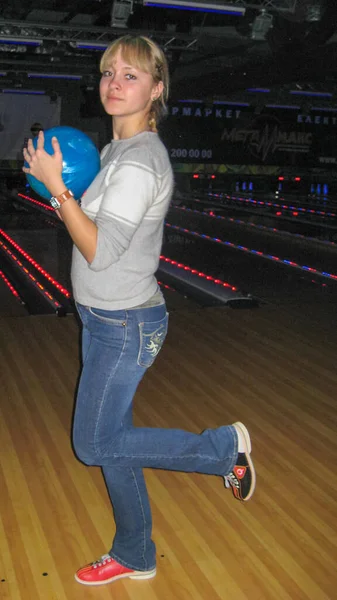 Young Woman Playing Bowling Ball Leisure Concept —  Fotos de Stock