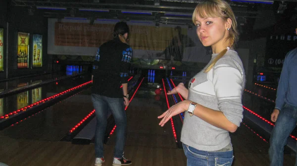 Young Woman Playing Bowling Ball Leisure Concept — Photo