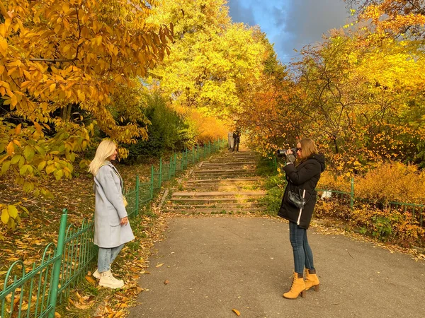 Two Beautiful Women Friends Walking Path Autumn Park Having Fun — Fotografia de Stock