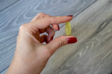 Kadın el ele tutuşma hapları, vitaminlerle el ele, sağlık konsepti