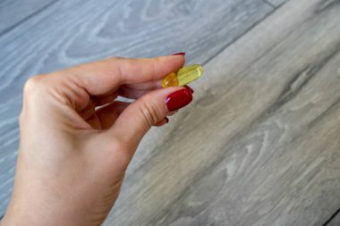 Kadın el ele tutuşma hapları, vitaminlerle el ele, sağlık konsepti