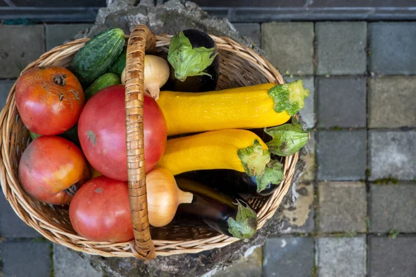 Wicker Wooden Basket Full Fresh Ripe Vegetables Tomato Cucumber Onion —  Fotos de Stock