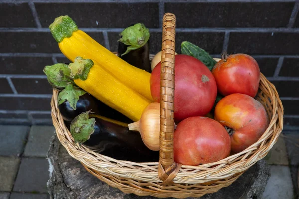 Wicker Wooden Basket Full Fresh Ripe Vegetables Tomato Cucumber Onion —  Fotos de Stock