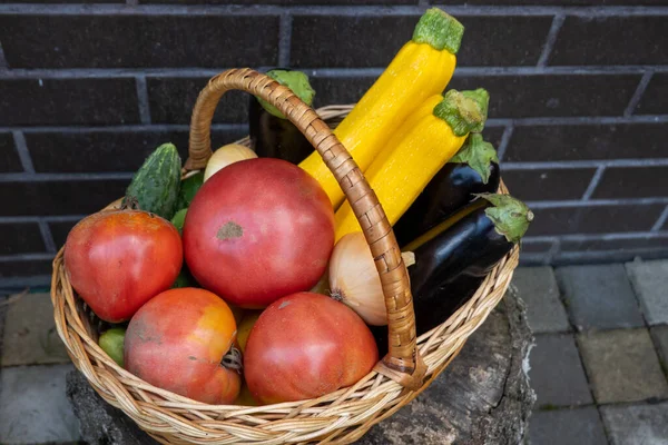 Wicker Wooden Basket Full Fresh Ripe Vegetables Tomato Cucumber Onion —  Fotos de Stock