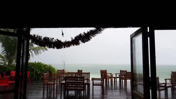 Heavy Rain Cafe Tropics Cafe Tables Chairs Beach View Blue — Stok video