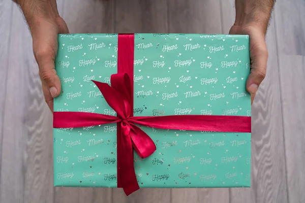 Man Hand Holding Green Turquoise Color Gift Box Red Ribbon — Foto de Stock