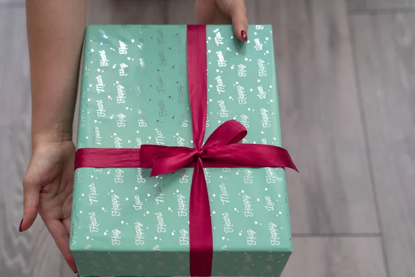 Woman Hand Holding Green Turquoise Color Gift Box Red Ribbon — 스톡 사진