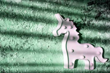 creative light effect, sunbeam stripes on green background, white unicorn toy lamp, children toys