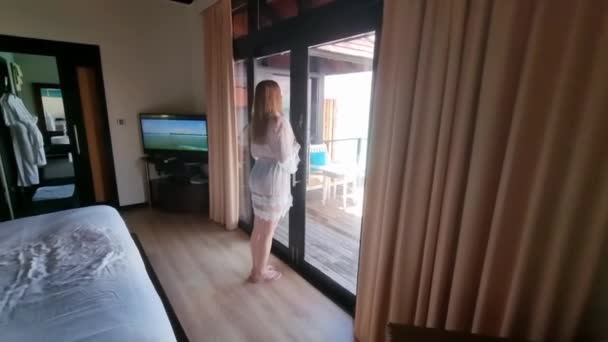 Женщина Встает Кровати Курортном Отеле Открывает Прозрачную Дверь Выходит Улицу — стоковое видео