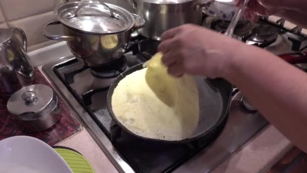 Grand Mère Femme Fait Frire Des Crêpes Minces Sur Poêle — Video