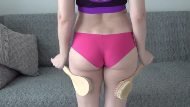 Portakal Kabuğu Derisi Sorunu Selülitli Kadın Bacaklarına Selülit Masajı Yapıyor — Stok video