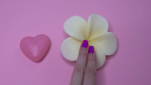 女性快乐的概念 模仿手淫 女性用手指修指甲 这些都是像按摩动作 粉红的心脏和背景 性健康等问题 — 图库视频影像