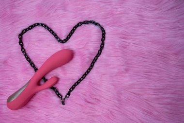 seks oyuncakları, yetişkin oyuncak vibratörleri ve fişi, romantik seks konsepti, pembe kürk arka planında kalp, sağlıklı ilişkide birkaç oyun, sevgililer gününde aşk, kalp ve ok 