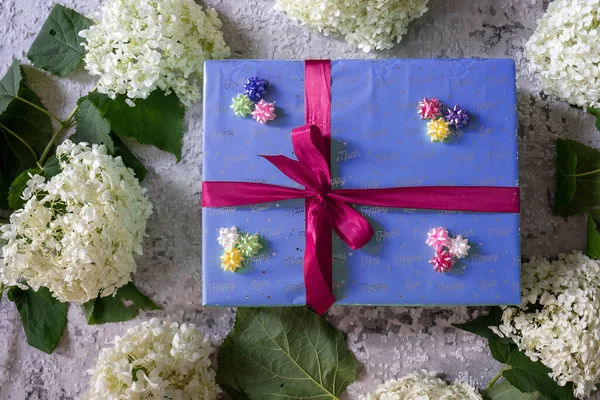 色彩艳丽的礼品盒顶部 色彩艳丽的彩带弓形 圣诞节 情人节 母亲节 感恩节 — 图库照片