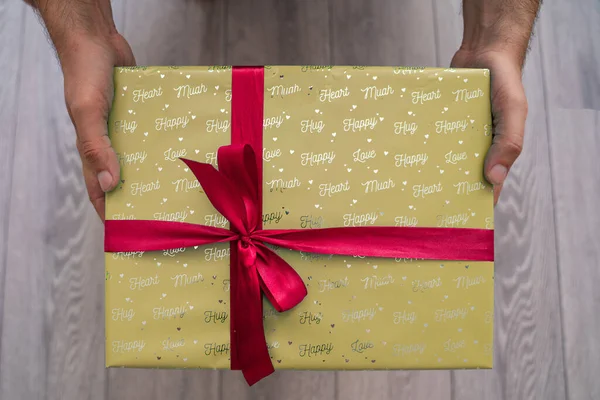 Las Manos Del Hombre Sostienen Caja Regalo Color Rosa Con — Foto de Stock