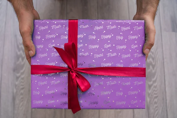 분홍색 리본이 상자를 크리스마스 발렌티나의 어머니 감사절 놀라움 — 스톡 사진