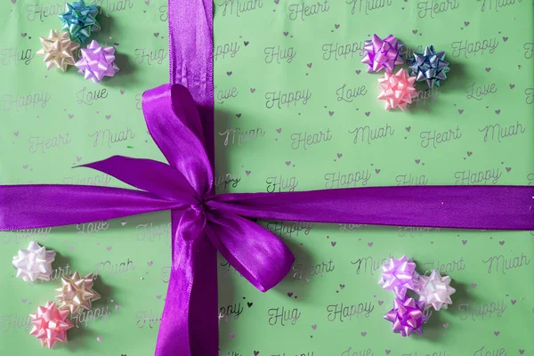 绿色礼品盒顶部 有紫色缎带弓形图案 圣诞节 情人节 母亲节 感恩节 — 图库照片
