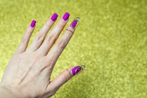 Bela Mão Feminina Com Manicure Fundo Ouro Jóias Decoração Unhas — Fotografia de Stock