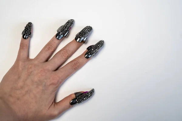 Unhas Bruxa Bela Mão Feminina Com Manicure Elegante Jóias Anéis — Fotografia de Stock