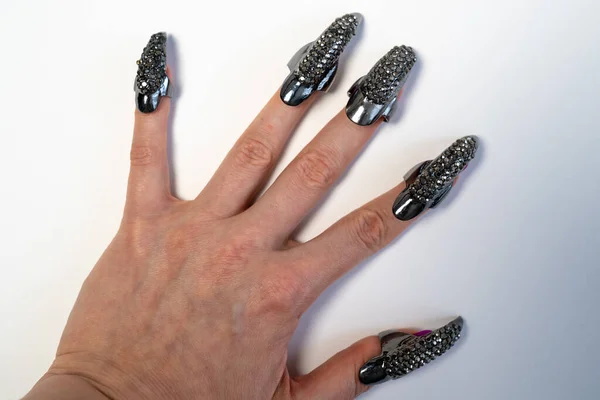 Unhas Bruxa Bela Mão Feminina Com Manicure Elegante Jóias Anéis — Fotografia de Stock