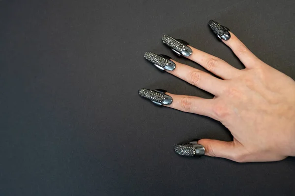 ハロウィンのテーマ 魔女の爪 スタイリッシュなマニキュアとジュエリー ネイルリング 不気味な 黒の背景を持つ美しい女性の手 — ストック写真