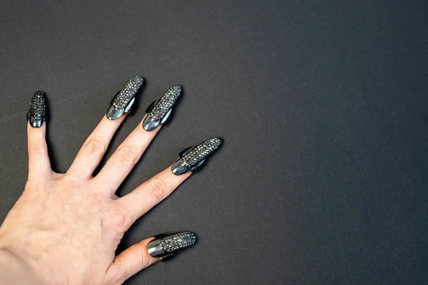 ハロウィンのテーマ 魔女の爪 スタイリッシュなマニキュアとジュエリー ネイルリング 不気味な 黒の背景を持つ美しい女性の手 — ストック写真